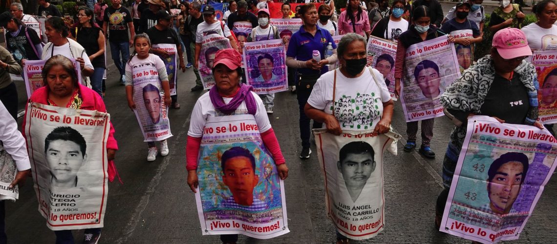CIUDAD DE MÉXICO, 26FEBRERO2023.- Encabezada por Padres y normalistas se realizo una marcha por la desaparición de normalistas de Ayotzinapa, los hechos ocurridos el pasado 26 de septiembre de 2014. 
 FOTO: ROGELIO MORALES /CUARTOSCURO.COM
