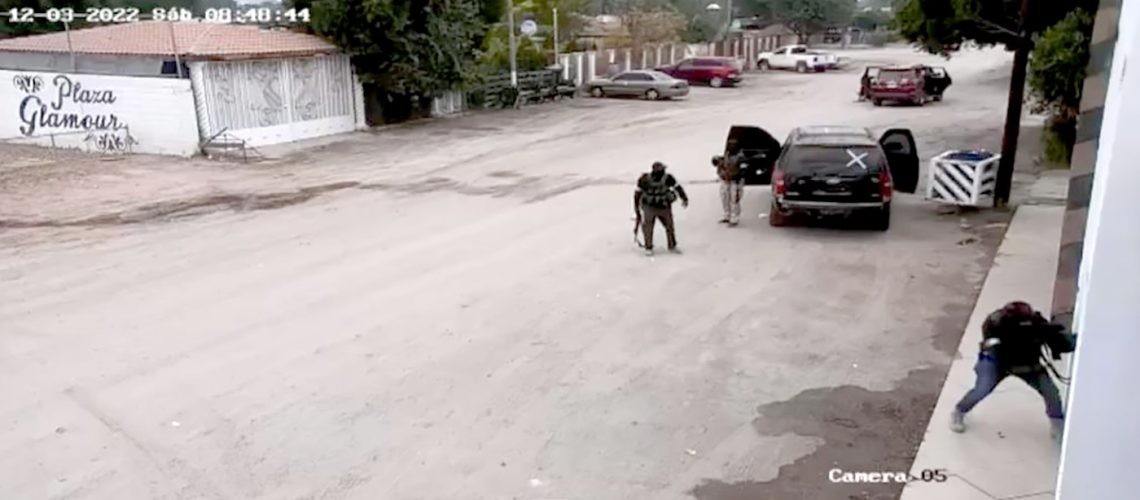 Una serie de enfrentamientos armados ocurrieron en el poblado Luis B. Sánchez, debido a una emboscada que sicarios de “Los Chapitos” realizaron en contra de la agrupación criminal de “El Ruso”.

Las dos vertientes del cártel de Sinaloa sostienen una lucha intestina desde el año 2019 y la mañana de este sábado 3 de diciembre, se fraguó otro episodio cuando un aproximado de 20 camionetas repletas de sicarios, algunas de ellas con blindaje, se enfrascaron en una balacera ocurrida en los alrededores de la secundaria 14 del poblado ubicado en la limítrofe de San Luis Río Colorado y el valle de Mexicali.

Según lo referido por fuentes de seguridad, sicarios de “La Chapiza” intentaron emboscar a un grupo de seguridad de Jesús Alexander Sánchez Félix, alias “El Ruso”, pero en el enfrentamiento, los primeros fueron replegados debido a la respuesta de la estructura criminal preponderante en el valle de Mexicali.

“La Chapiza” tuvo que regresar a San Luis Río Colorado y al Golfo de Santa Clara ante la agresión.

El despliegue criminal se extendió por varias calles  y básicamente se concentraron en tres puntos donde descartaron metralla.

En toda la zona pudieron observarse casquillos de armas de grueso calibre.

El saldo fue de tres personas muertas, según la información oficial de la Policía Municipal de San Luis Río Colorado, además de otros seis heridos (que fueron dejados en la estación de Bomberos del Golfo de Santa Clara) y un total de once automóviles abandonados.

Los tres cadáveres quedaron en diversos puntos, todos en zonas habitacionales o vialidades concurridas.

De hecho, en algunos videos hechos públicos en redes sociales se capta el momento del arribo de camionetas con hombres armados y posteriormente el momento de las detonaciones de arma de fuego que se extendieron por un prolongado tiempo.

Elementos de la Fuerza Estatal de Seguridad Ciudadana de Baja California iniciaron un operativo paralelo en el kilómetro 43,