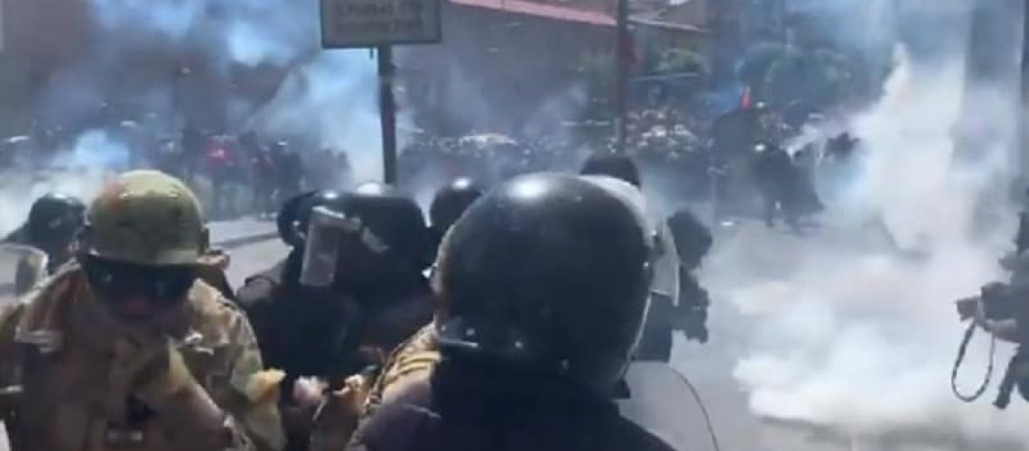 bolivia-protesta-la paz-gases lacrimogenos