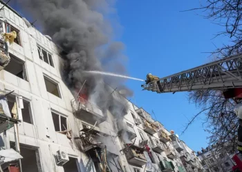 Bomberos apagan incendio en un edificio departamental en Chuguyev, que fue alcanzado por un ataque aereo