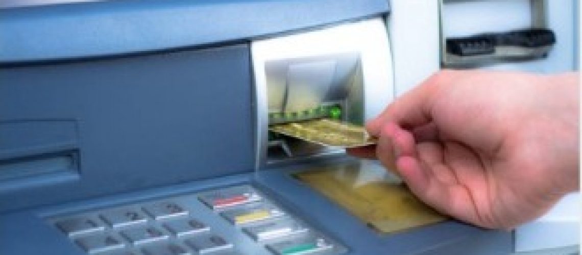 cajero-automatico-retiro-tarjeta-bancaria