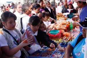 MXICO, D.F., 24FEBRERO2010.- Nios compran comida chatarra, la cual es alta en carbohidratos, grasas y azcares a las salidas de las escuelas. Expertos sealan a este rgimen alimenticio como uno de los principales factores en la obesidad infantil. FOTO: IVçN STEPHENS/CUARTOSCURO.COM