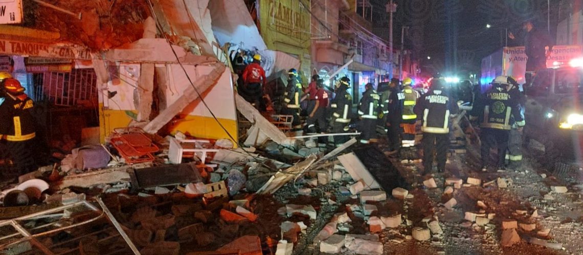 explosión de casa en pueblña deja a una persona muerta y 15 rescatadas