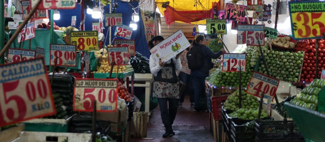 CIUDAD DE MÉXICO, 03ENERO2022.- México comenzó el 2022 con la inflación de 7.3% desde noviembre del 2022, esto se debe, como en el resto dle mundo, por la pandemia Covid-19. El alza de precios en la canasta  básica ha incrementado hasta un 9% según el año pasado.
FOTO: ANDREA MURCIA /CUARTOSCURO.COM
