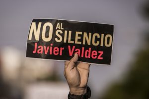 CULIACAN, SINALOA, 15JUNIO2017.- A un mes del asesinato del periodista Javier Valdez, amigos, familiares, colegas y la sociedad en general marcharon de la catedral al palacio de gobierno del Estado para exigir justicia.
FOTO: RASHIDE FRIAS /CUARTOSCURO