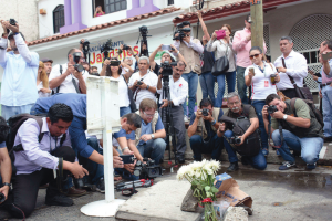 Periodistas protestan en el lugar donde fue asesinado. Foto: Juan Carlos Cruz.