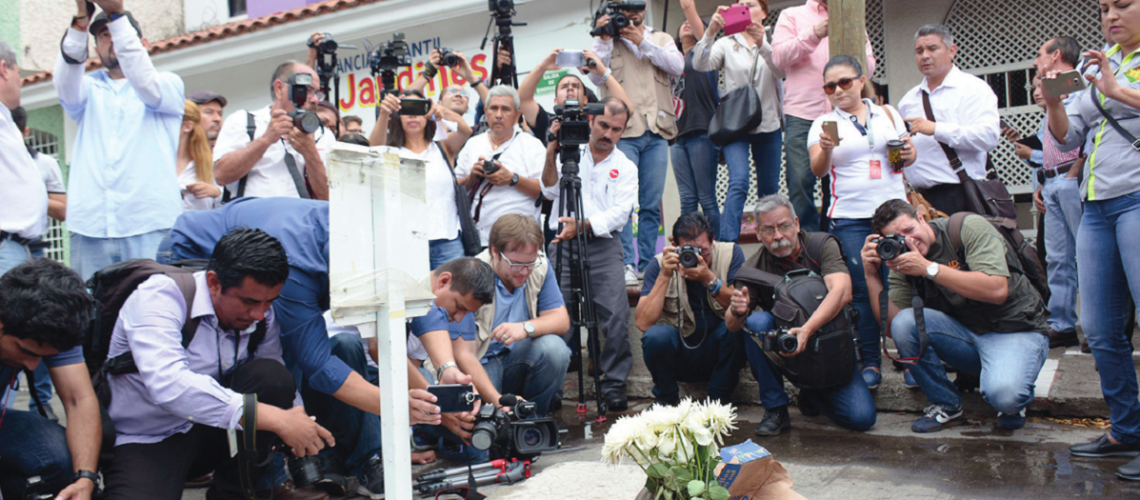 Periodistas protestan en el lugar donde fue asesinado. Foto: Juan Carlos Cruz.