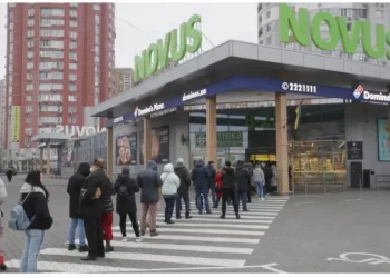 Largas filas en supermercados de Ucrania