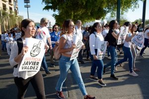 CULIACÁN, SINALOA, 15MAYO2019.- Decenas de personas marcharon en demanda de justicia en el caso del crimen del periodista Javier Valdez, perpetrado hace dos años en ésta ciudad.
La manifestación estuvo encabezada por familiares de Javier, entre ellos su esposa Griselda Triana, y directivos del semanario Ríodoce.
Los manifestantes partieron de Catedral hasta las instalaciones de la Fiscalía General de Sinaloa.
FOTO: JUAN CARLOS CRUZ /CUARTOSCURO.COM