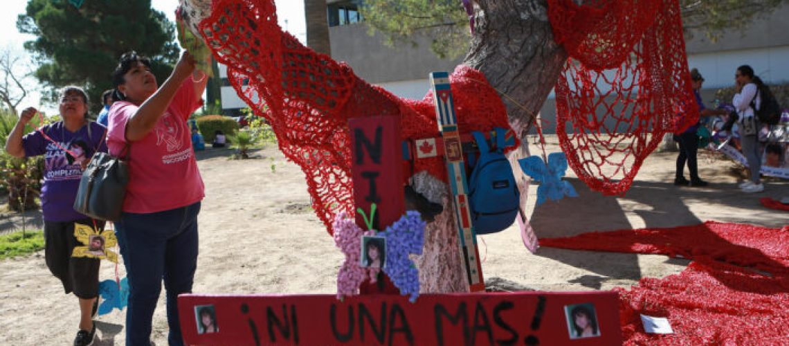 MEX3923. CIUDAD JUAREZ (MÉXICO), 30/08/2023.- Integrantes de diferentes colectivos y madres de victimas desaparecidas, protestan hoy, en Ciudad Juárez, en Chihuahua (México). Migrantes denunciaron este miércoles que se han multiplicado las desapariciones de sus compañeros en la frontera norte de México, donde se pierden grupos completos de hasta 30 personas, por lo que protestaron este Día Internacional de las Víctimas de Desapariciones Forzadas. EFE/Luis Torres