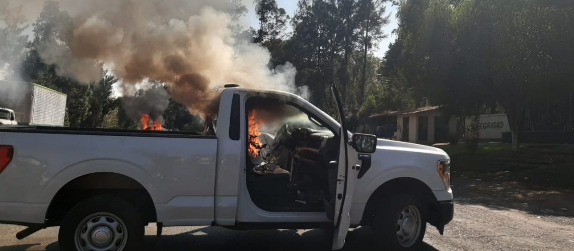 normalistas-michoacan-incendian-vehiculos