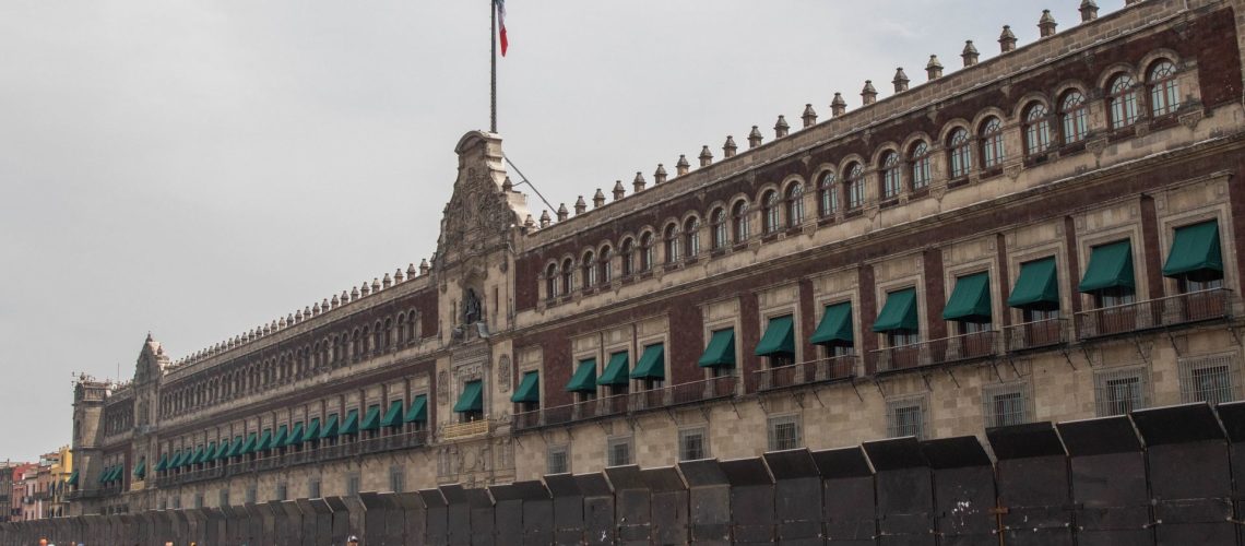 CIUDAD DE MÉXICO, 01OCTUBRE2023.- Palacio Nacional luce amurallado esto a un día de la marcha del 02 de octubre que conmemora la matanza estudiantil en Tlatelolco en el año de 1968. FOTO: MOISÉS PABLO/CUARTOSCURO.COM