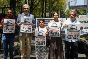 CIUDAD DE MÉXICO. 15MAYO2025.- A 8 años del asesinato del periodista Javier Valdez, integrantes de Artículo 19 y algunos periodistas se manifiesta en las inmediaciones de la embajada de Estados Unidos. Exigieron el regreso de El Mini lic quien apunta a ser el autor intelectual del periodista director de Ríodoce. FOTO: CUARTOSCURO.COM