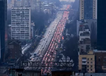 Residentes huyen en sus autos de Kiev