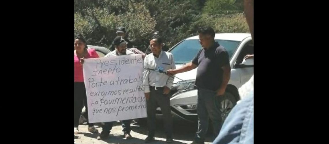 En Hidalgo pobladores inconformes amarran a alcalde de Mineral del Chico -  Ríodoce