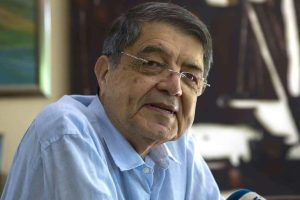 NIC01  MANAGUA  NICARAGUA   16 11 2017 - El escritor nicaraguense Sergio Ramirez habla durante una entrevista con Efe hoy  jueves 16 de noviembre de 2017  en su residencia de Managua  Nicaragua   Ramirez  galardonado hoy con el Premio Cervantes 2017  dijo Efe en Managua que ese reconocimiento le  obliga a escribir mejor  y coloca en el mapa a la literatura centroamericana  EFE Jorge Torres