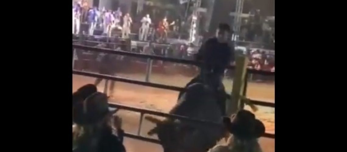 toro embiste a multitud durante jaripeo en Morelia