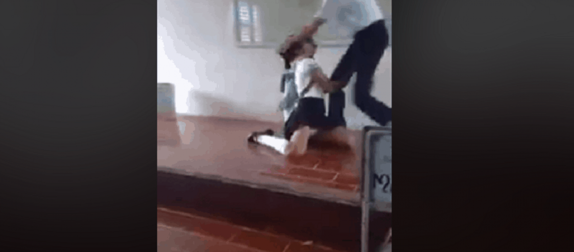 video estudiante golpea a alumna