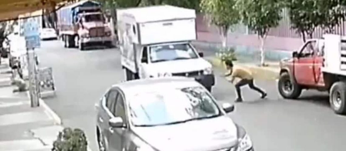 video-hombre se arroja a camioneta